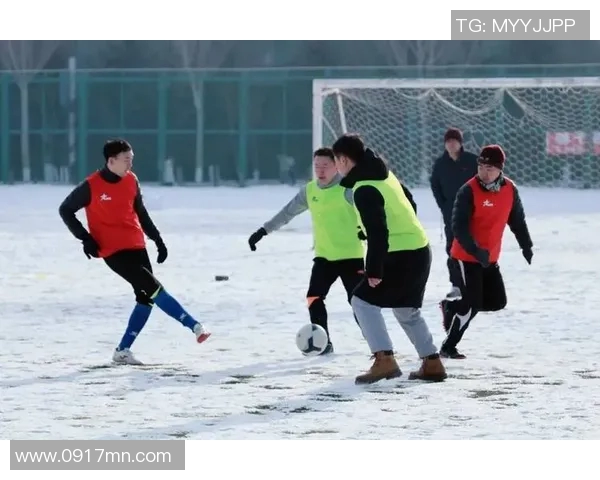 在雪地中奔跑的足球明星们展现冬季运动的激情与魅力 在雪地中奔跑的足球明星们展现冬季运动的激情与魅力