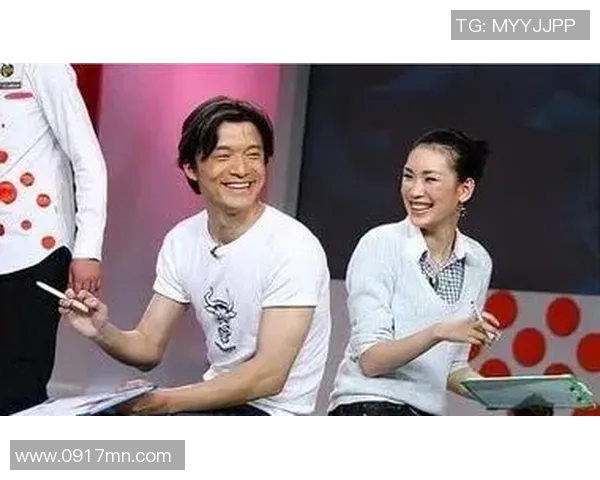 美女与足球明星甜蜜亲吻瞬间引发热议，爱情与运动的完美结合